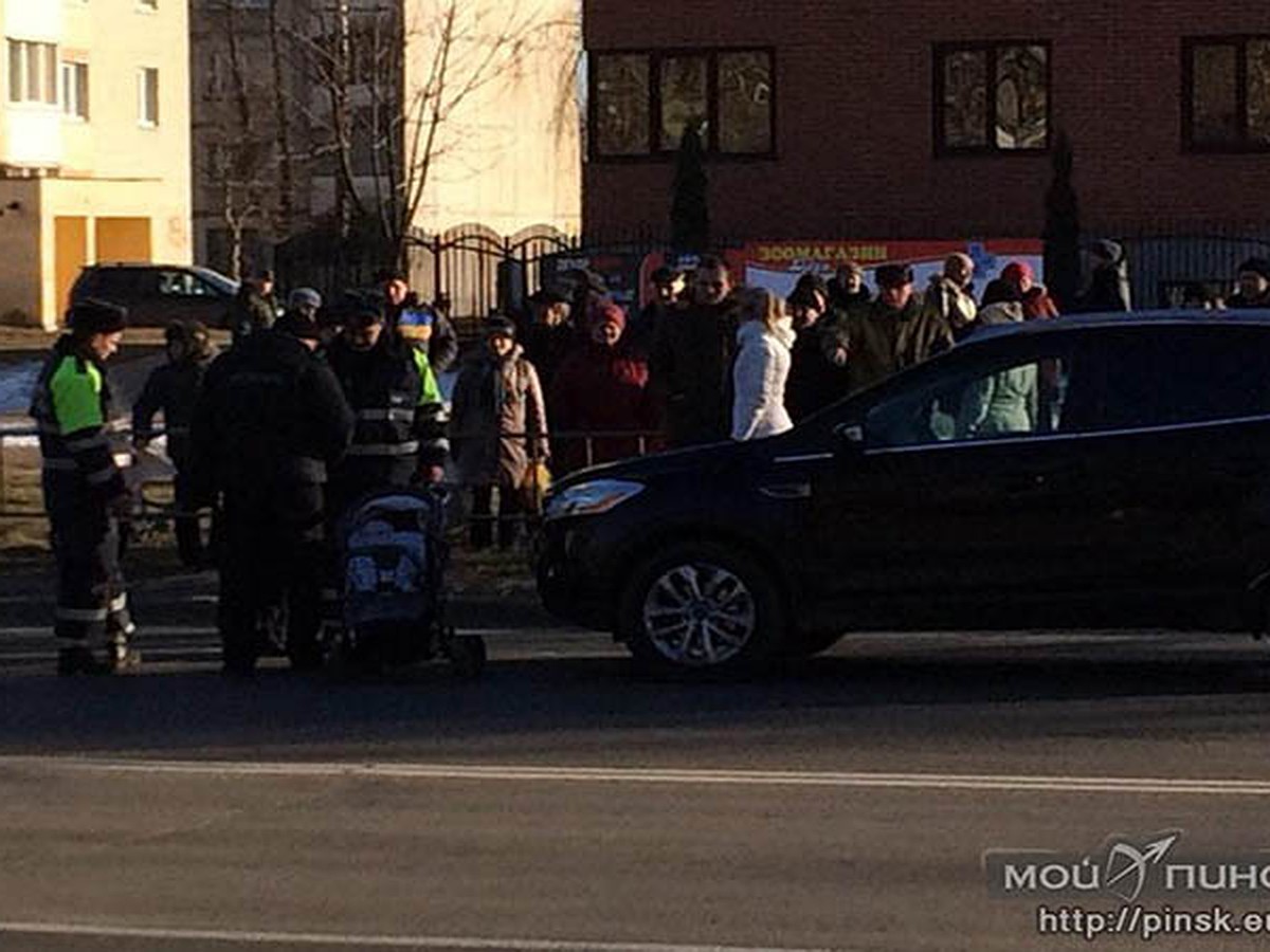 В Пинске на пешеходном переходе внедорожник сбил коляску: ребенок в  больнице - KP.RU