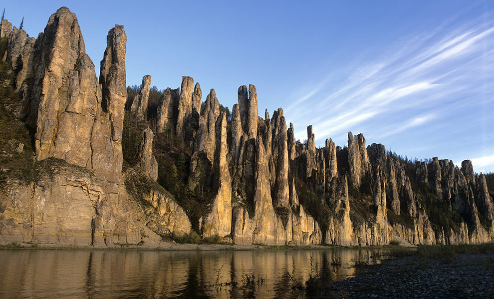 Ленские столбы в Якутии - гряда скал причудливых очертаний, протянувшаяся вдоль берега реки Лены на 18 км.