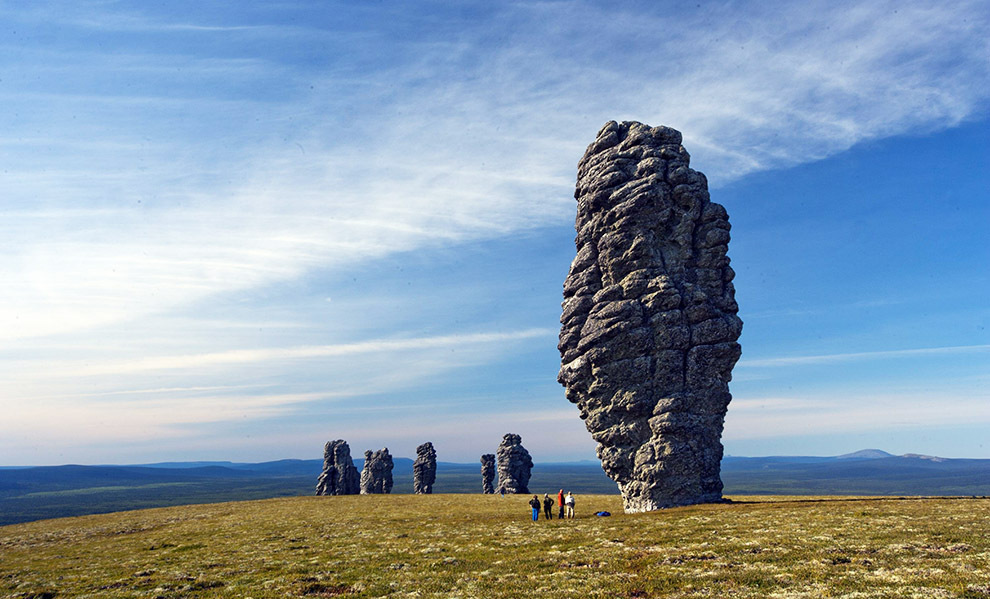 Шесть столбов выстроились на ровном плато в ряд, а один стоит чуть в стороне. Их высота от 30 до 42 метров.