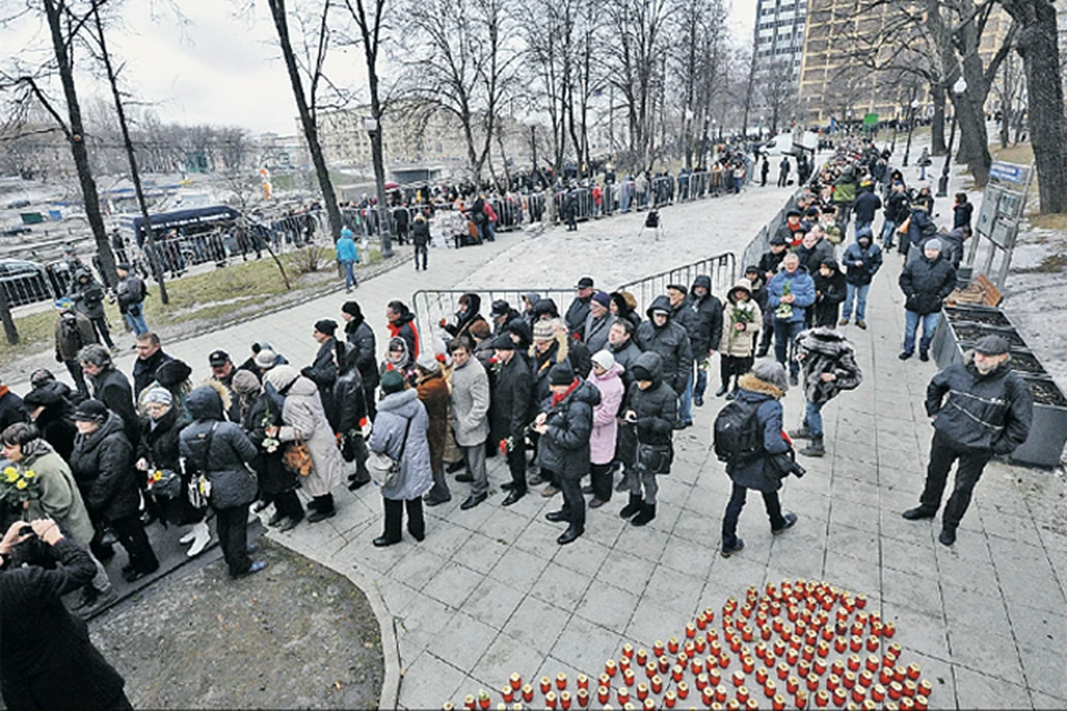 Проститься с Борисом Немцовым пришли тысячи россиян.