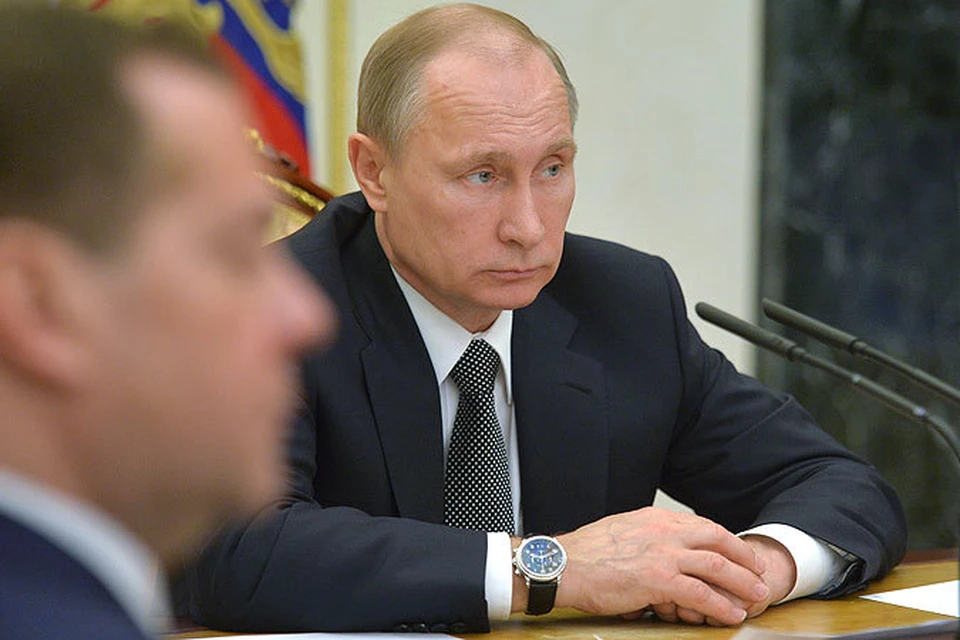 4 марта 2015. Президент России Владимир Путин (справа) проводит совещание с правительством РФ по вопросам обеспечения устойчивого роста экономики в Кремле.