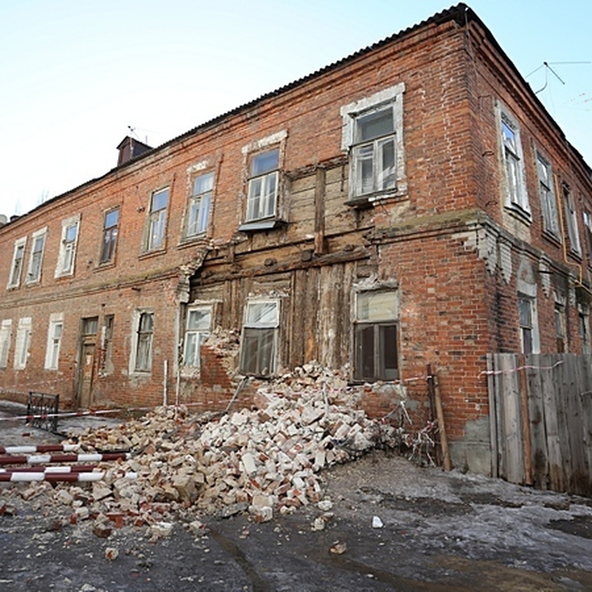 В центре Саратова рухнула стена старинного особняка - KP.RU