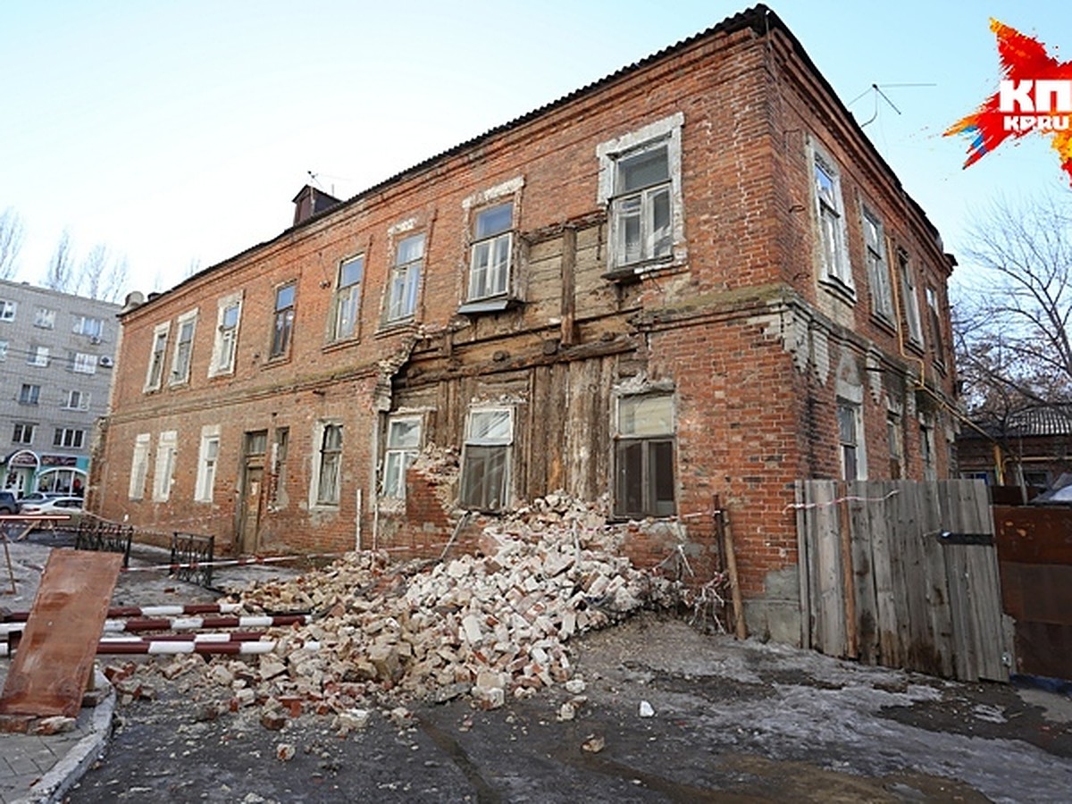 В центре Саратова рухнула стена старинного особняка - KP.RU