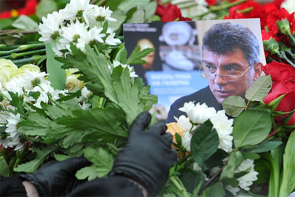 Цветы к месту убийства Немцова везут под отчет и по расписанию