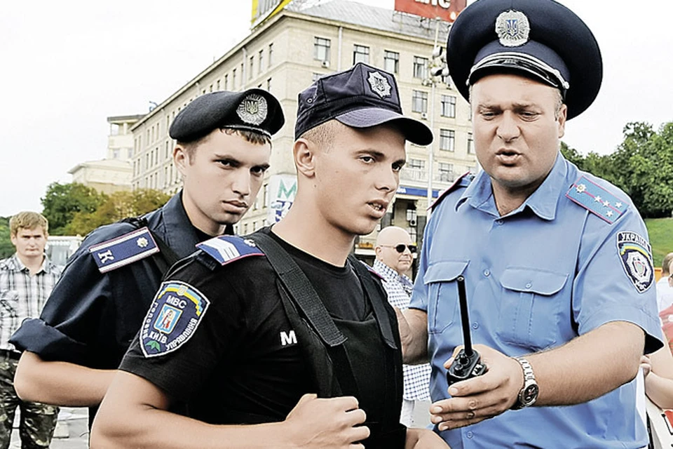 При встрече с гостями из России правоохранители незалежной становятся очень вежливыми и внимательными, потому что своих кормильцев обижать нельзя.
