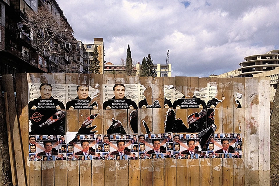 В Тбилиси все еще висят на заборах плакаты, на которых Михаил Саакашвили обещает: «Всем тюрьмам - нулевую толерантность». Так конкуренты Мишико напоминают о зверских порядках, введенных при нем в тюрьмах Грузии...