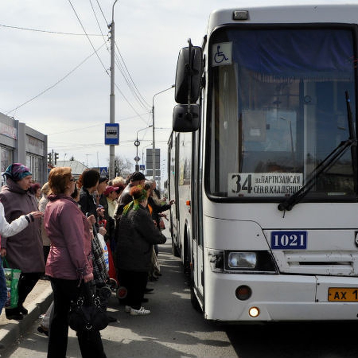 В родительский день на омские кладбища пустят 220 автобусов - KP.RU