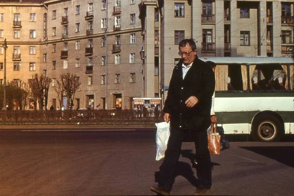 Борис Стругацкий на площади, которая сейчас названа его именем. 1970-е годы. Фото из архива Бориса Вишневского