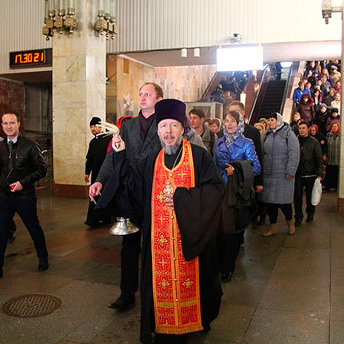 Православный батюшка освятил нижегородскую подземку - KP.RU