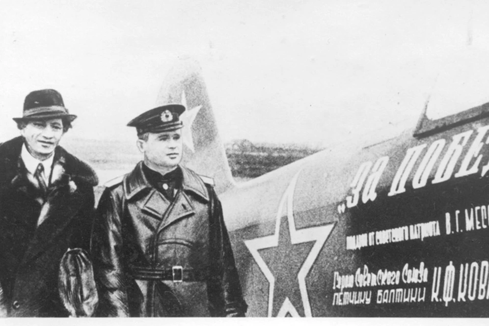 Летчик Константин Ковалев вместе с дарителем самолета - Вольфом Мессингом.
Фото: предоставлено Музеем города Новосибирска