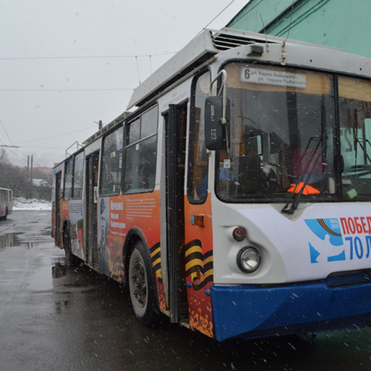 В Мурманске курсирует троллейбус с уникальными документами на борту - KP.RU