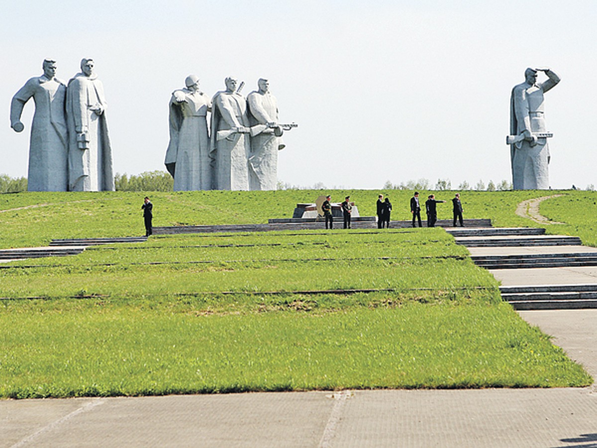 Обелиск под Москвою стоит - KP.RU