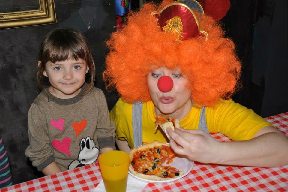 Детки готовят вкусную пиццу под присмотром клоунов. Фото: дом-музей клоуна