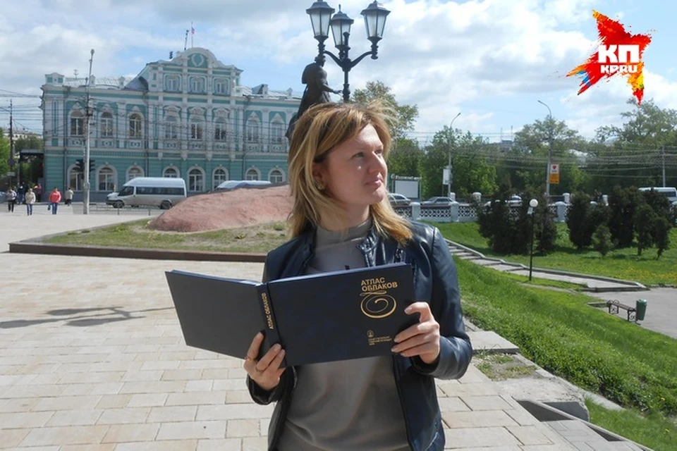 Молодые сотрудники гидрометцентра наблюдают за погодой регулярно и все время учатся - по книгам и атласам.