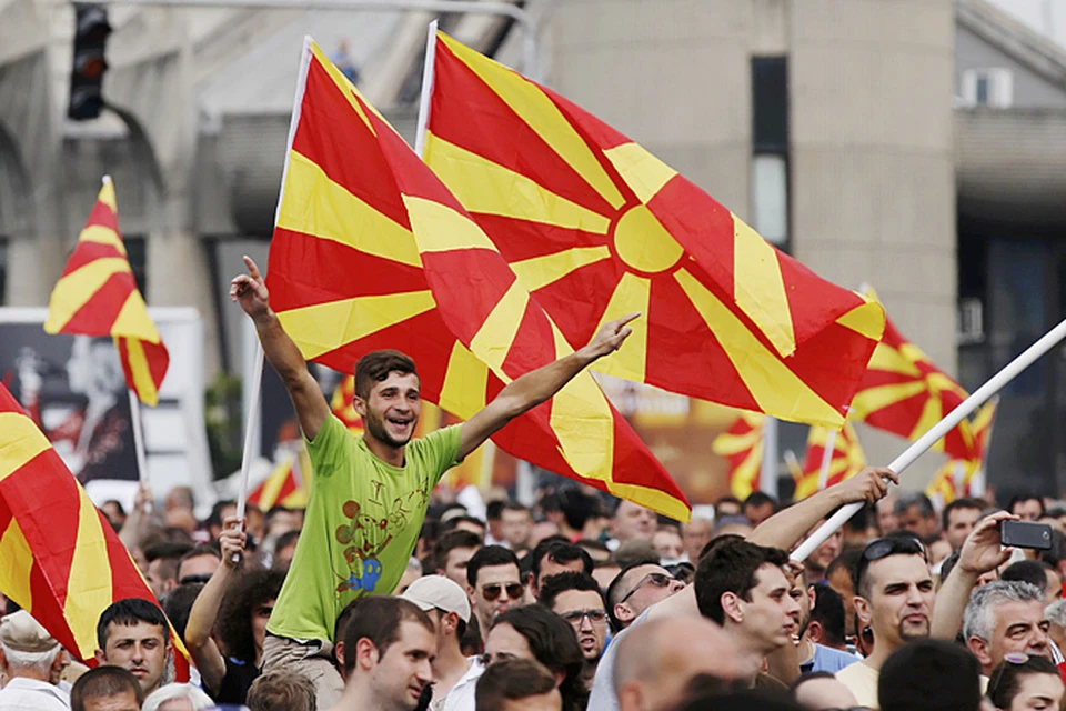 Толпы людей на центральной площади города Скопье