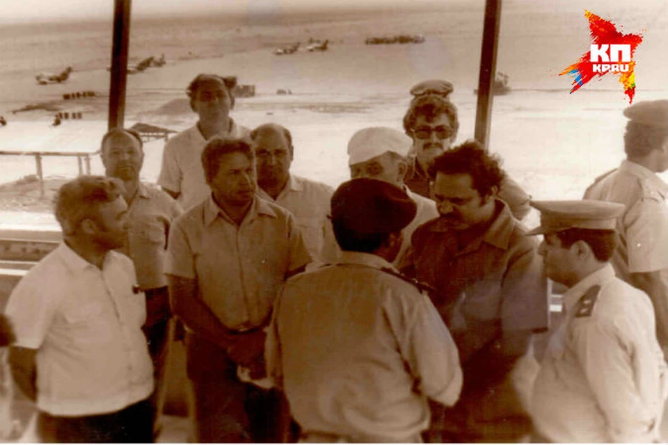 Приемка новой ВВП на аэродроме Аден, 1977 г. Второй справа - премьер-министр НДРЙ Али Насер Муххамад. Фото: из архива Вячеслава Ефименко