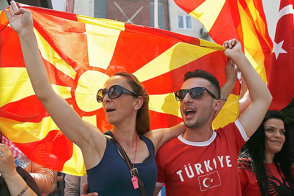 Турки высказываются  жестко – расшатывая ситуацию в Македонии, США и Евросоюз бьют не по Македонии, не по России, они бьют по Турции.