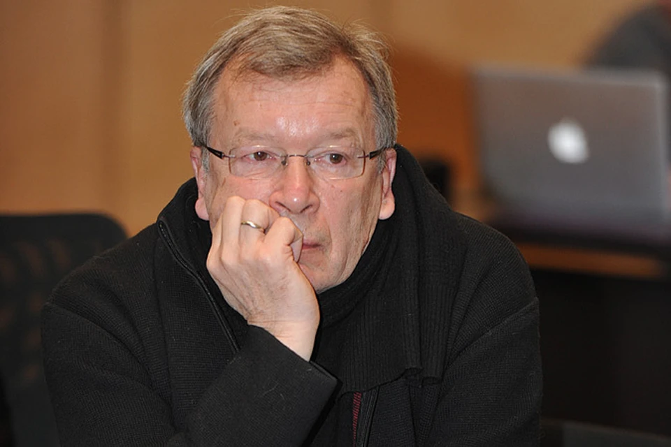 Ерофеев пишет: «Спасибо власти! Спасибо народу! Взявшись за руки, они организовали невиданную мощь». Иными словами, пошел народ налево.