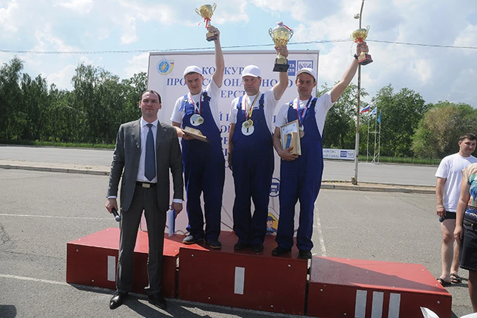 Награждение водителя автомобиля. Лучший водитель. Награждение водителя. Конкурс лучший водитель луком а. Лучший водитель Дона.