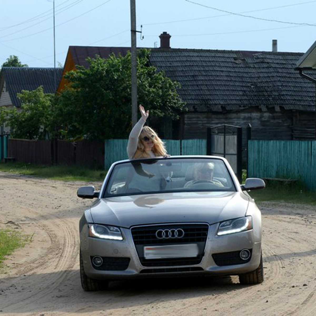 Необычная деревня Мотоль: авто за 100 тысяч долларов, цех в каждой хате и  колбасные короли - KP.RU