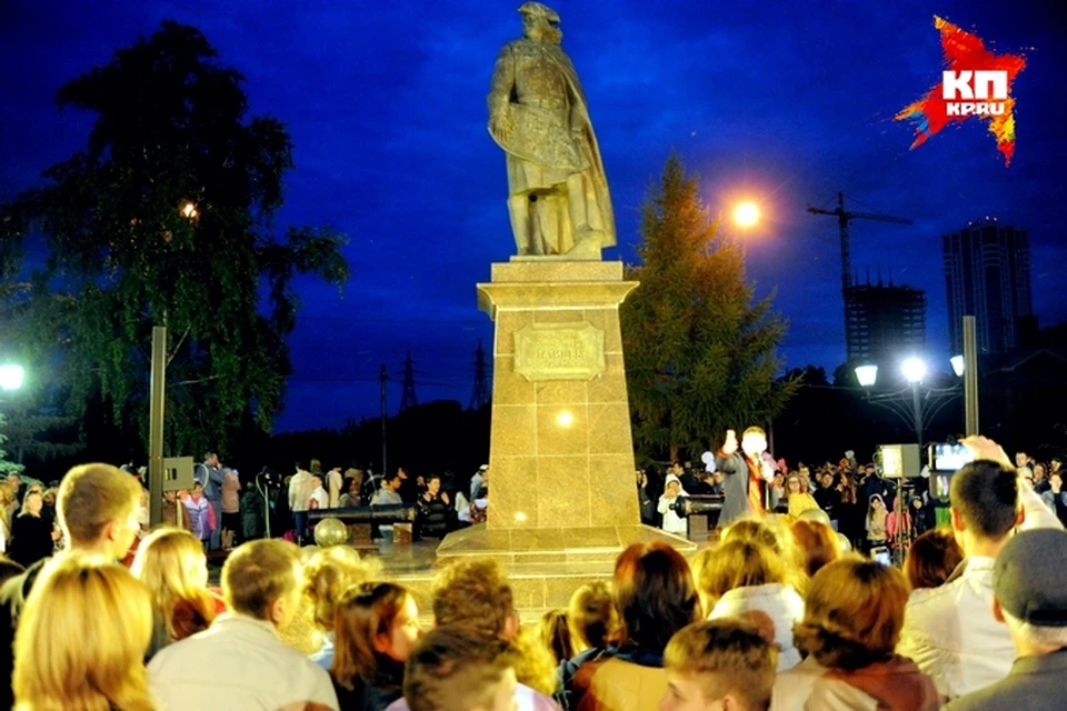 У памятника Татищеву собралось больше тысячи пермяков