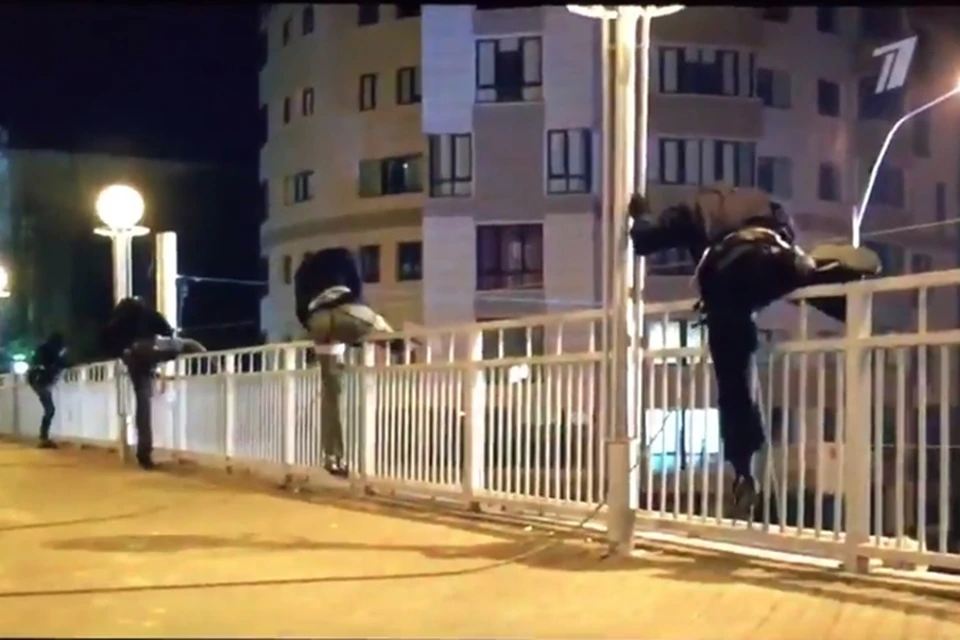 "Покорять" известный краснодарский мост киношники отправились в темное время суток. Фото: кадр из фильма