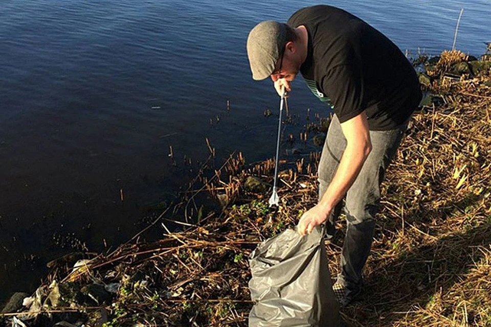 катаясь на велосипеде, галландский парень Томми Клейн заметил кучи мусора на берегу местной речки.