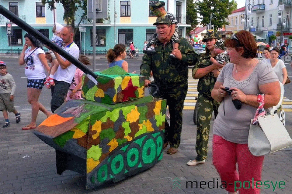 Кемеровчане переделали детские коляски в танки и самолеты [фоторепортаж]