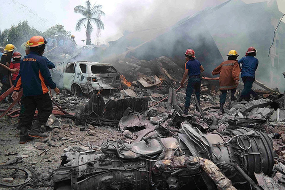 Не менее 30 человек погибло после падения военного самолёт на жилые кварталы в Индонезии.