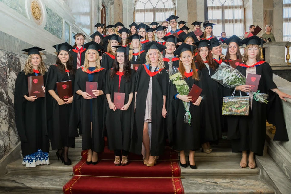 Выпускники СПбУУиЭ получили дипломы