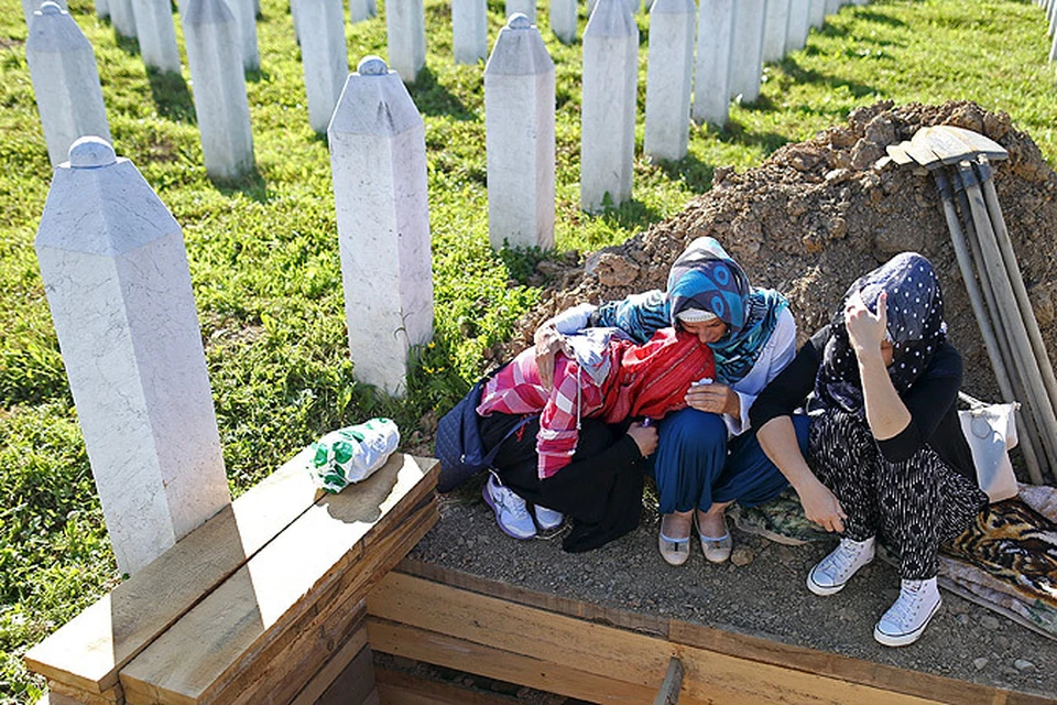 Июль 2015 года. Родственники одной из 136 опознанных жертв резни в Сребренице у его могилы.