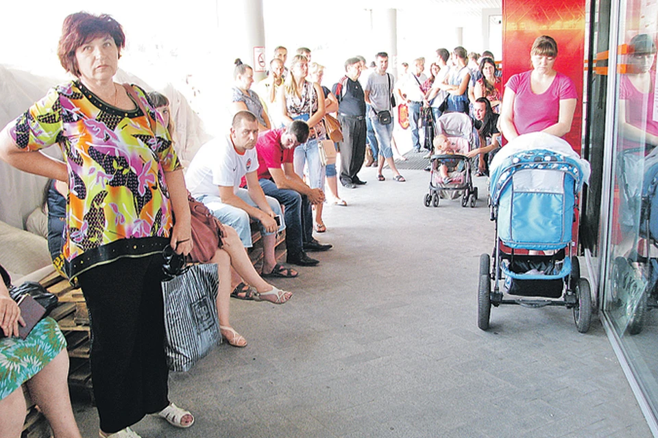 Дончане приходят за помощью до открытия центра выдачи. Фото: Владимир МЕРКУЛОВ