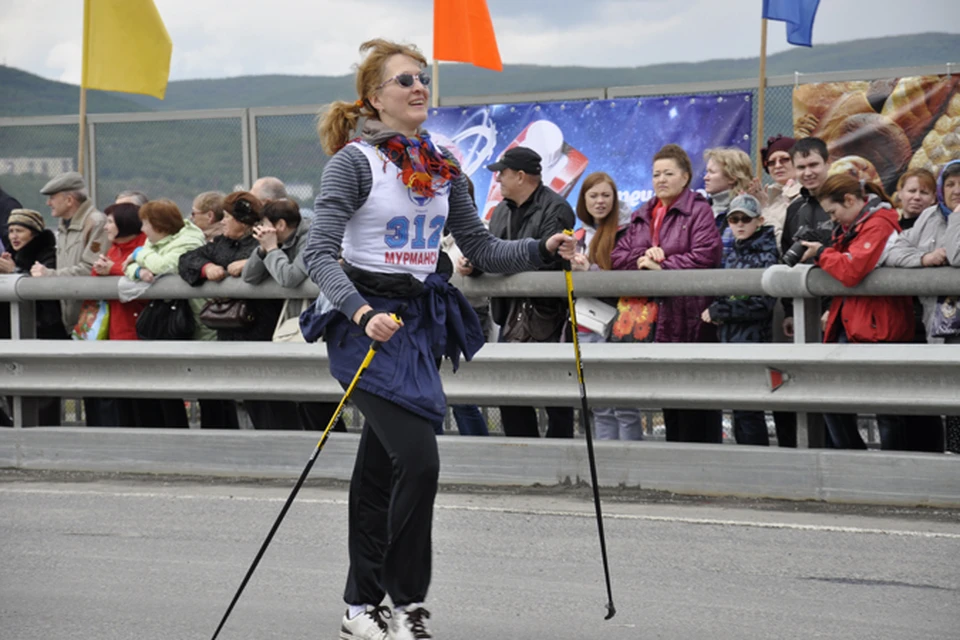 Скандинавская ходьба стала традиционным видом для «Мурманской мили», но участников в этом году было мало.