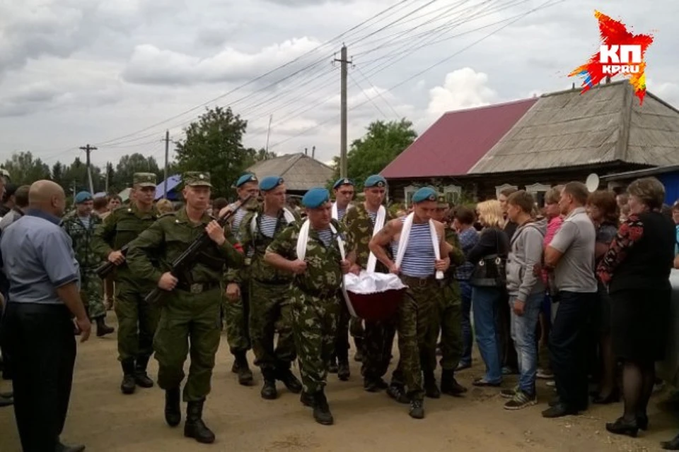 В Удмуртии простились с третьи погибшим в Омске десантником из республики. Фото: Елена Ворончихина