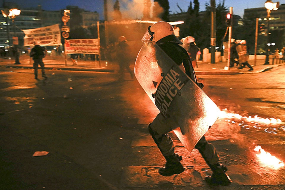 Массовыми беспорядками встретило население Греции новость об утверждении парламентом соглашения с международными кредиторами