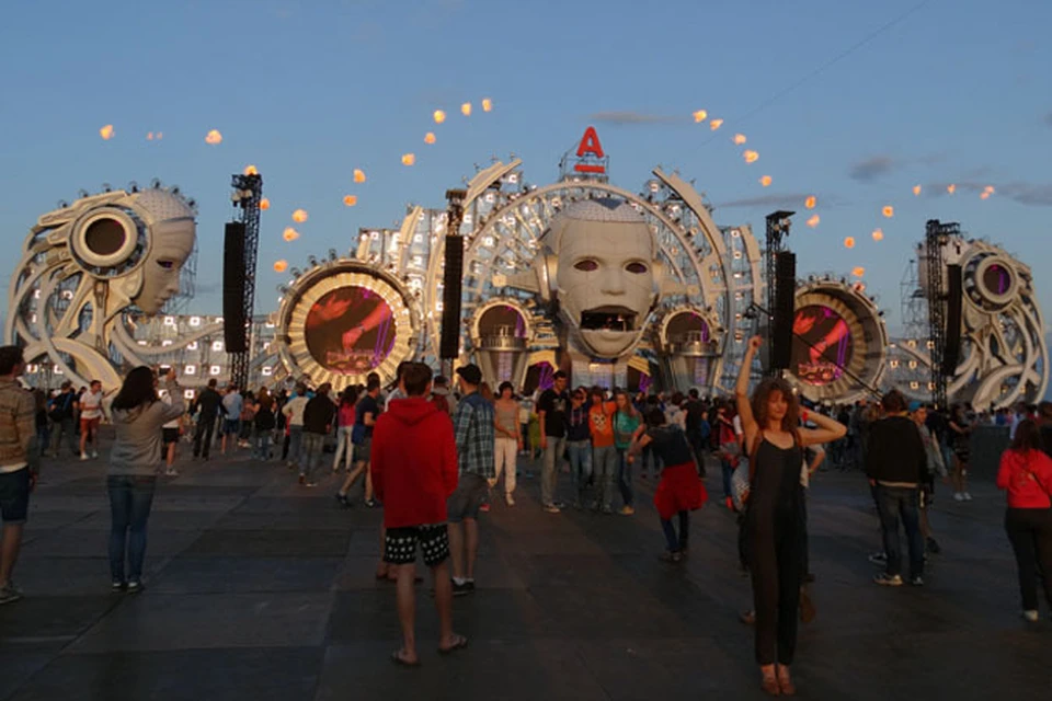 Главная сцена фестиваля поразила световыми и пиротехническими эффектами.