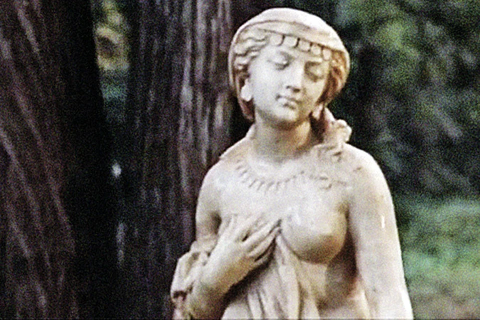 Скульптура теперь установлена во дворе отреставрированной усадьбы Вандышниковой-Банза. Фото: кадр из фильма.