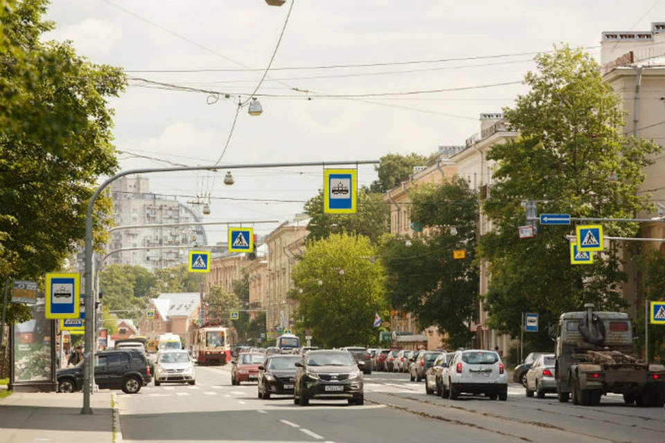 Это одна из самых длинных улиц Петербурга - больше шести километров, на два больше, чем Невский проспект.