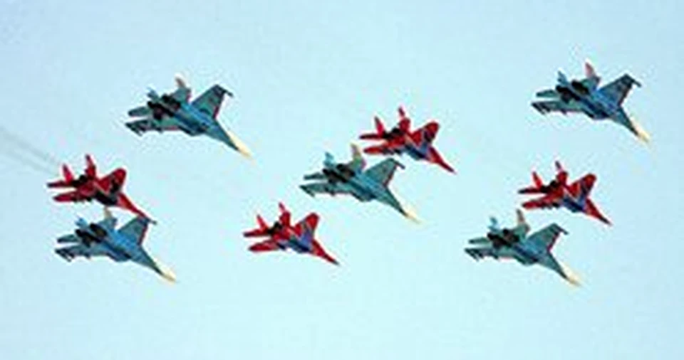 Многие посетители МАКСа приезжают сюда, чтобы увидеть выступления русских авиагрупп.