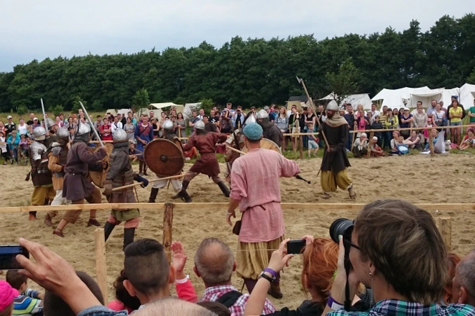 Изюминка фестиваля - групповые бои между викингами.