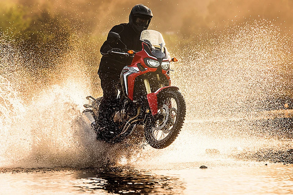 Honda анонсирует главную премьеру предстоящего сезона, новую версию мотоцикла для путешествий по дорогам и бездорожью CRF1000L Africa Twin. Фото: Honda