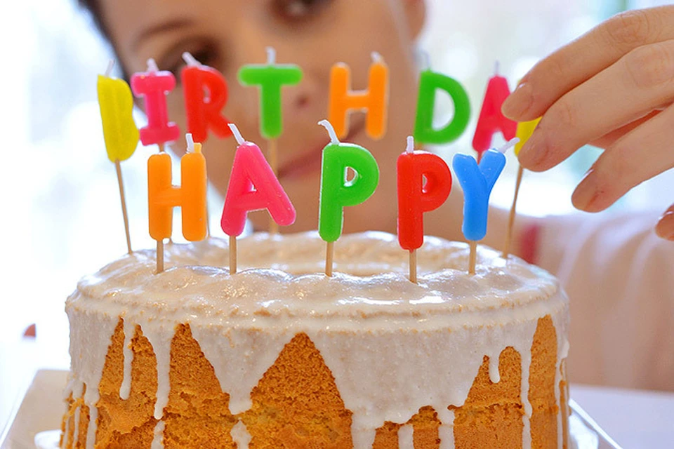 Песню Happy Birthday to You, права на которую принадлежат компании Warner/Chappell, могут сделать народной!