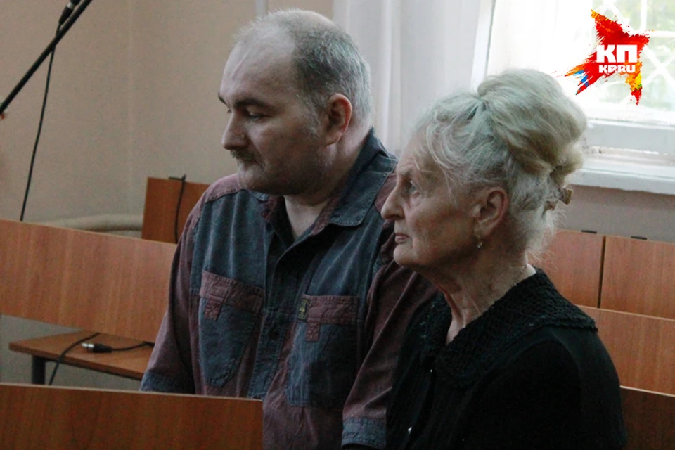 "Повелитель мумий" Москвин с мамой на очередном заседании суда.