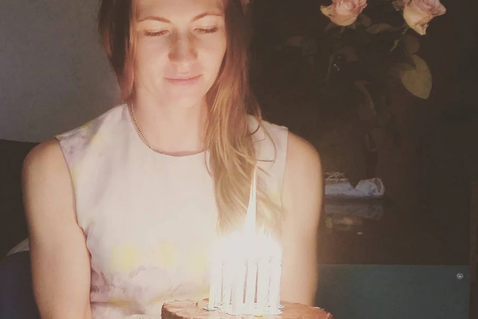 Домрачева получила на День рождения торт и розы. Фото: Instagram.com