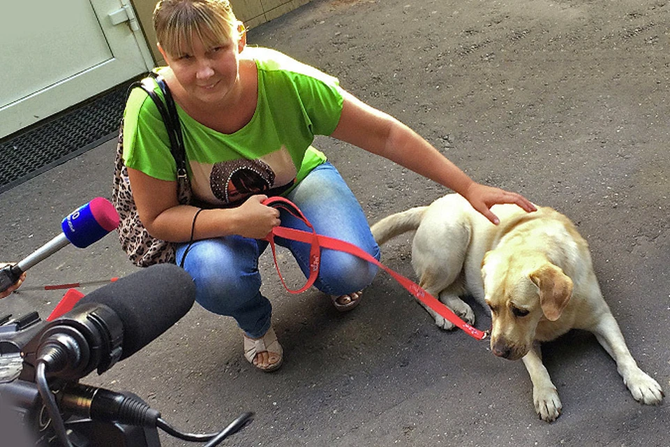 Юлия Дьякова и её собака-поводырь Диана, возвращенная хозяйке.