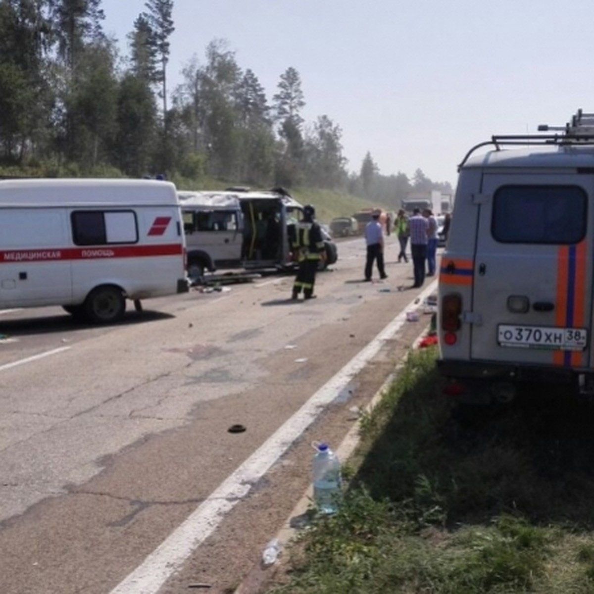 На трассе М-53 перевернулась маршрутка с пассажирами, двое погибли:  водителя 13 раз штрафовали за превышение скорости - KP.RU