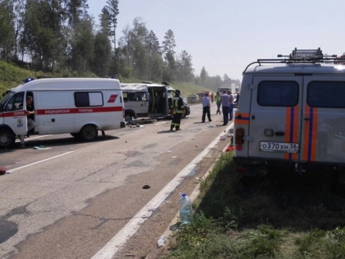 На трассе М-53 перевернулась маршрутка с пассажирами, двое погибли:  водителя 13 раз штрафовали за превышение скорости - KP.RU