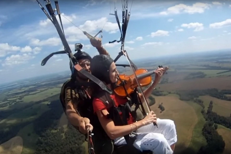 В небо над Новосибирском поднялись скрипачка, двое гитаристов (один из них солист) и барабанщик группы Street Fiddlers.