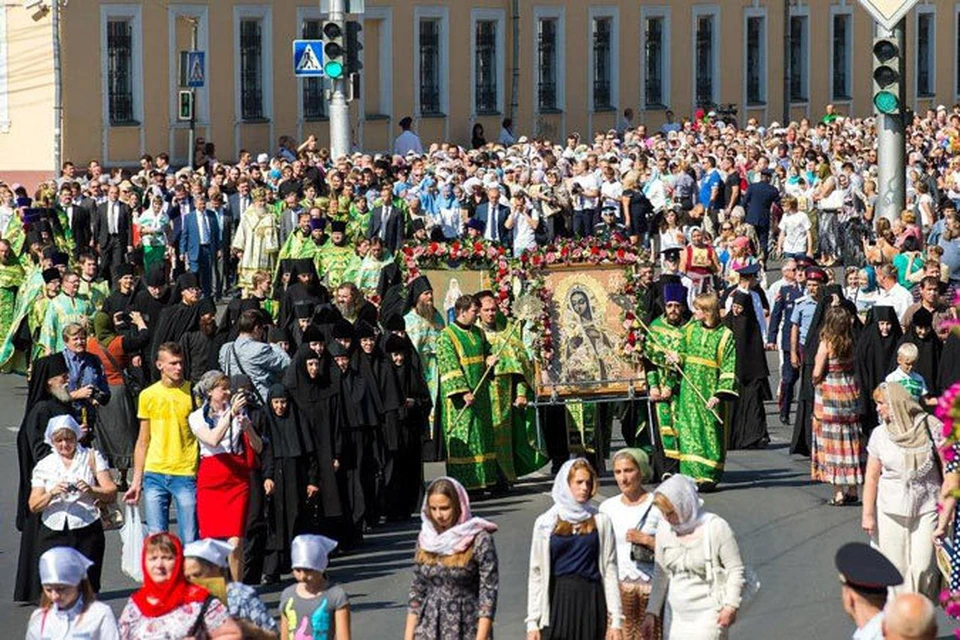 Множество горожан собрались на площади. Фото: Предоставлено управлением информационной политики Калужской области