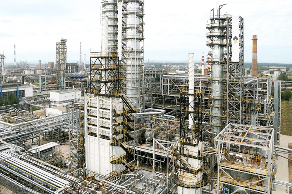 Ежегодно АНХК перерабатывает около 10 млн тонн нефти.
Фото-архив компании